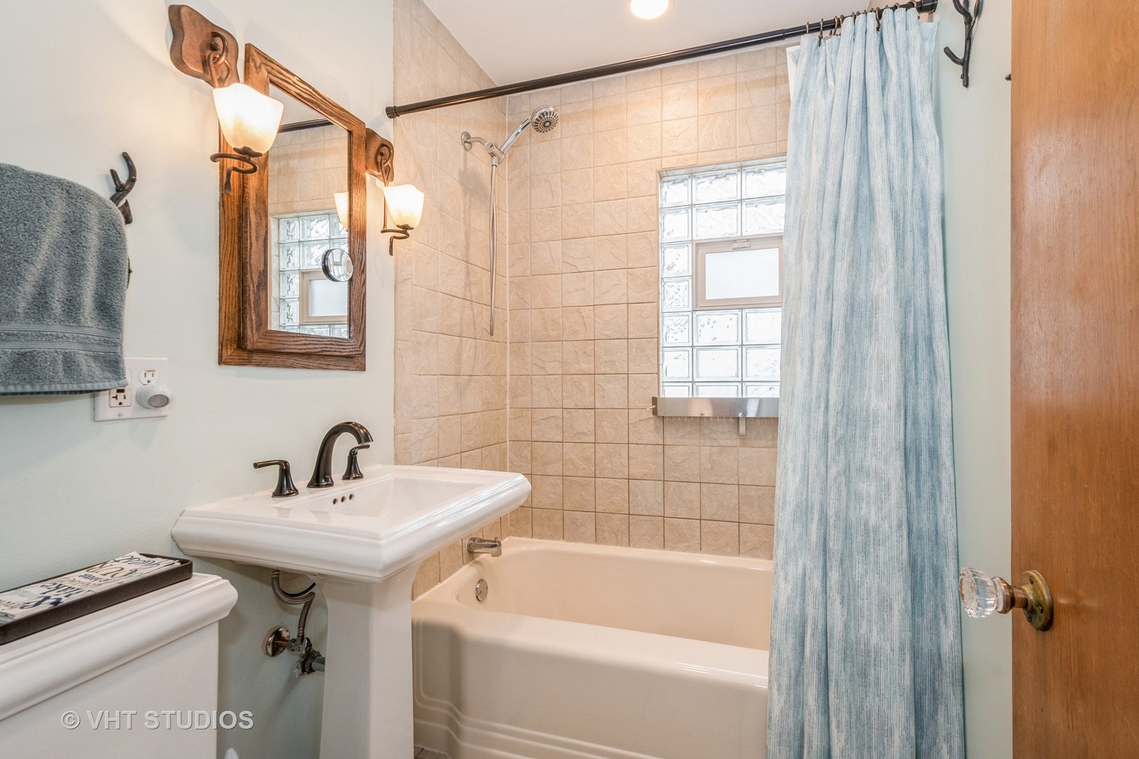 697 Greenview Avenue Des Plaines, IL 60016 - Photo 10 of 25 a bathroom with a sink a mirror and a bathtub