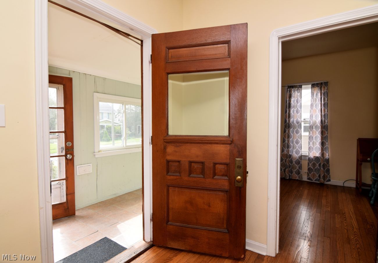 1532 Sheridan Road Cleveland, OH 44121 - Photo 5 of 29 Entry