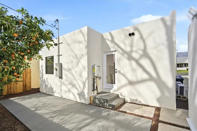 a view of a house with a backyard