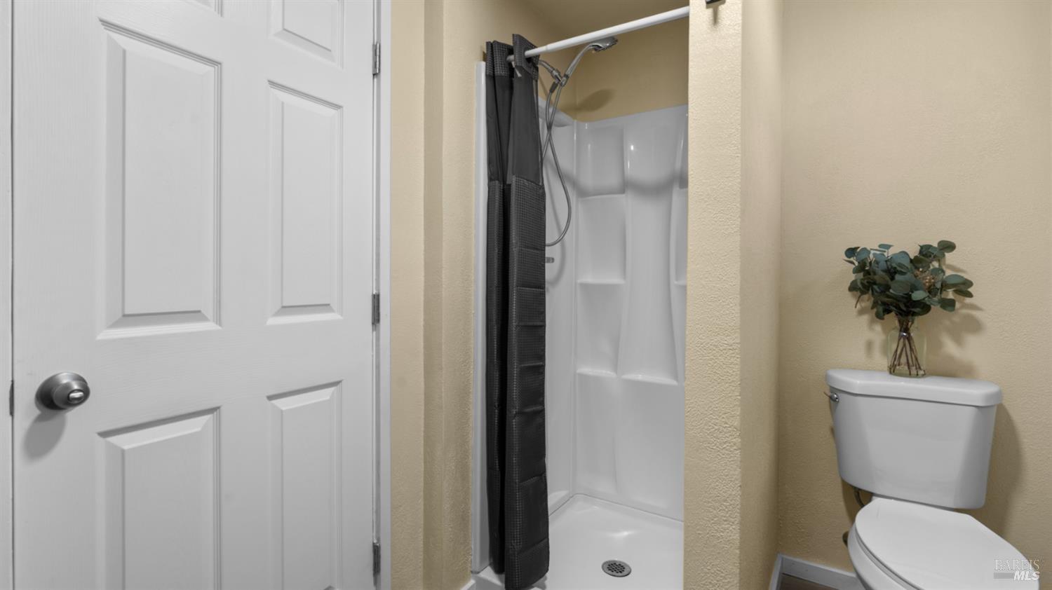 125 Kendal Street Vacaville, CA 95688 - Photo 38 of 45 a bathroom with a shower and a toilet