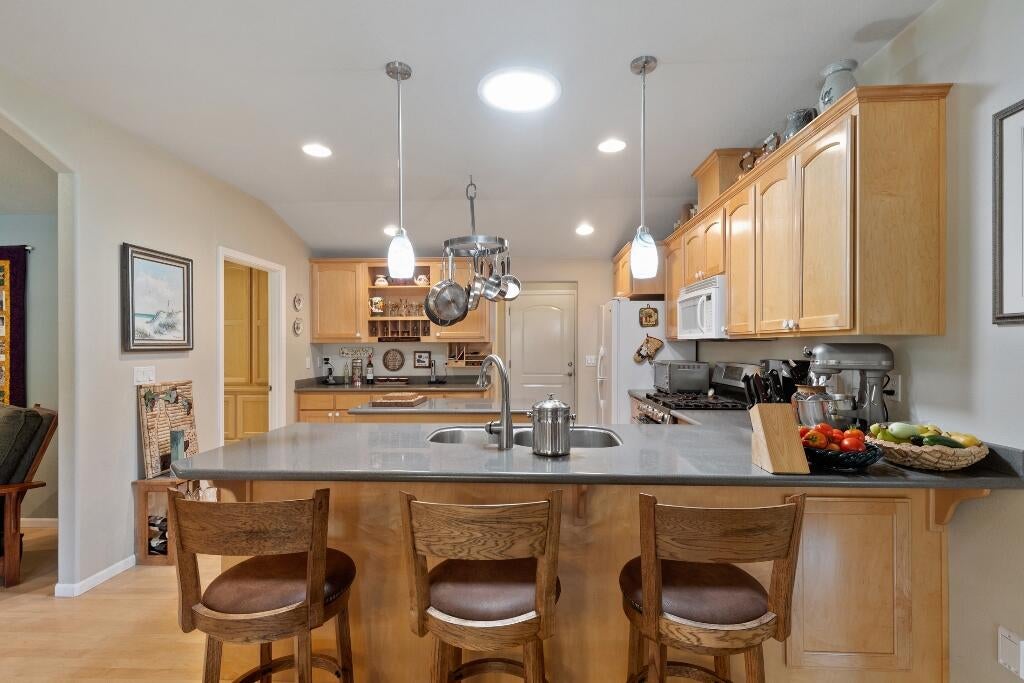 745 Eric Loop Grants Pass, OR 97526 - Photo 7 of 46 d2_kitchen_745-Eric-Loop
