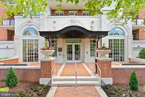 $1,025,000 | 6900 Fleetwood Road, Unit 415, McLean, VA 22101