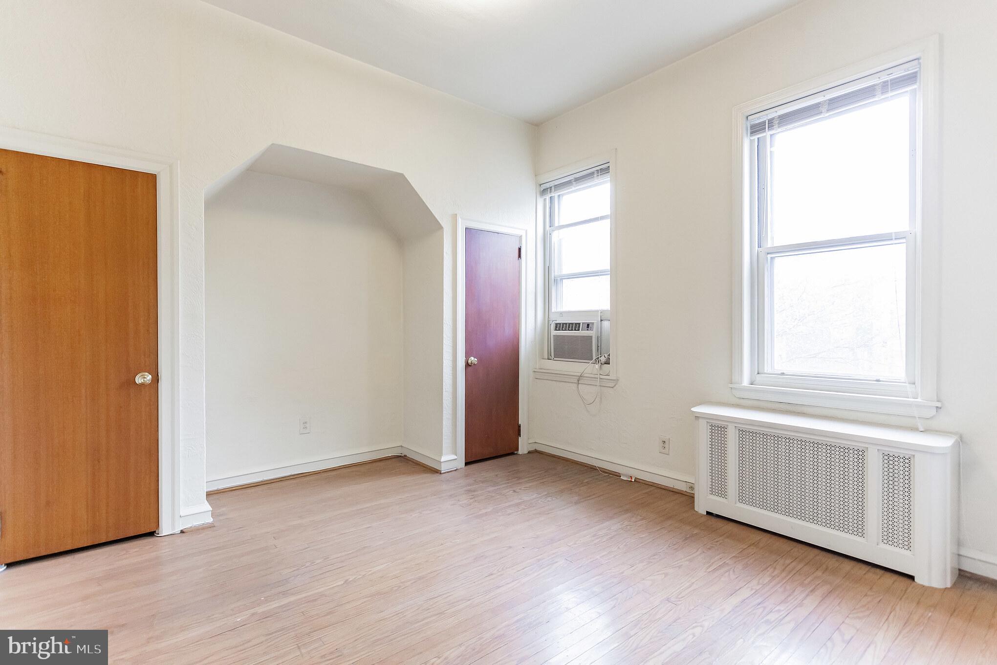 513 Pine Street Philadelphia, PA 19106 - Photo 19 of 32 an empty room with wooden floor and windows