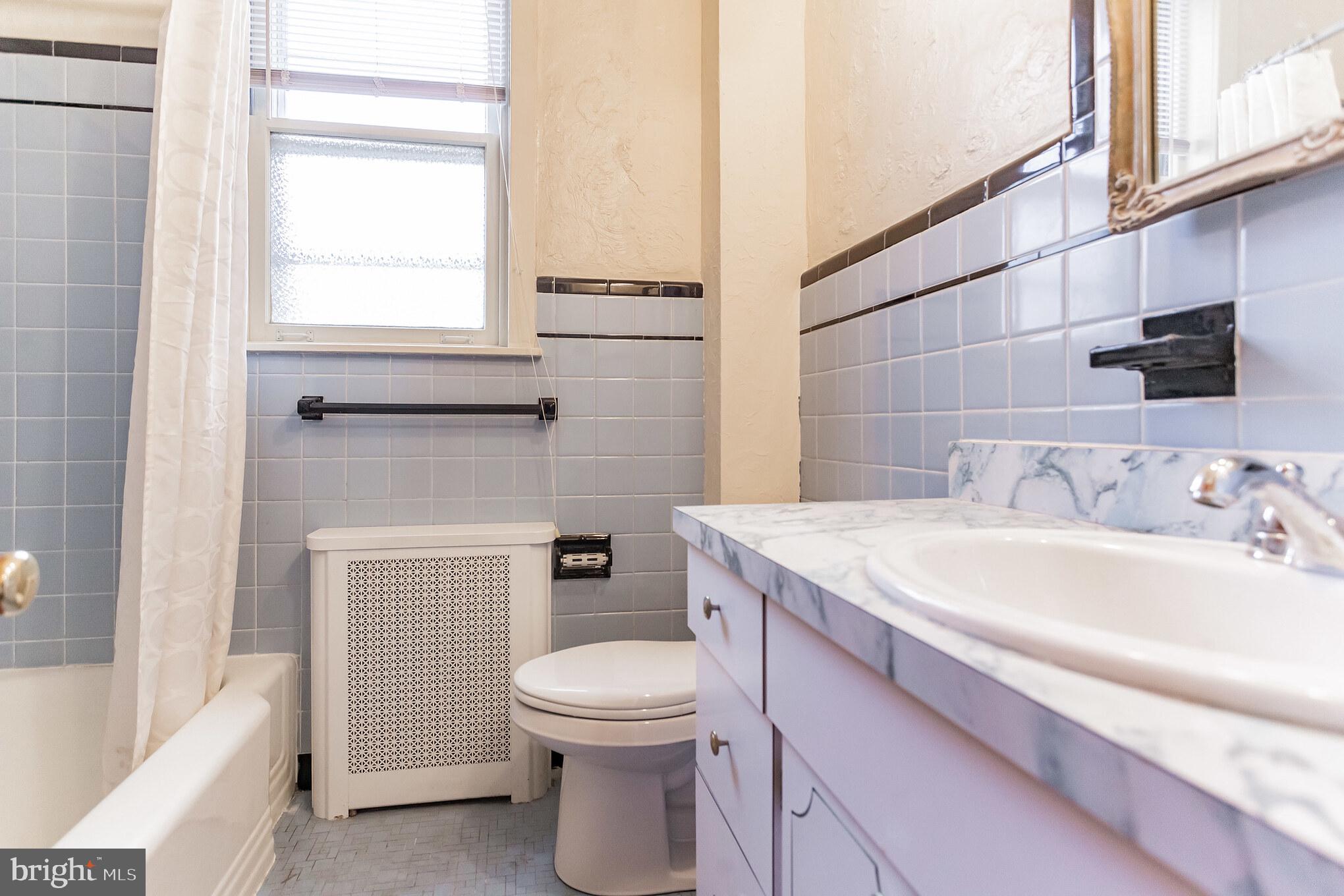 513 Pine Street Philadelphia, PA 19106 - Photo 20 of 32 a bathroom with a toilet sink and mirror