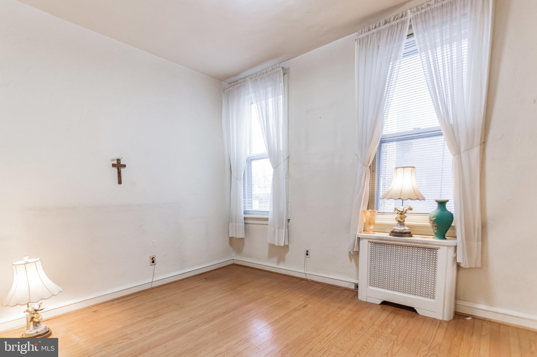 513 Pine Street Philadelphia, PA 19106 - Photo 22 of 32 a room with a window and flowerpot