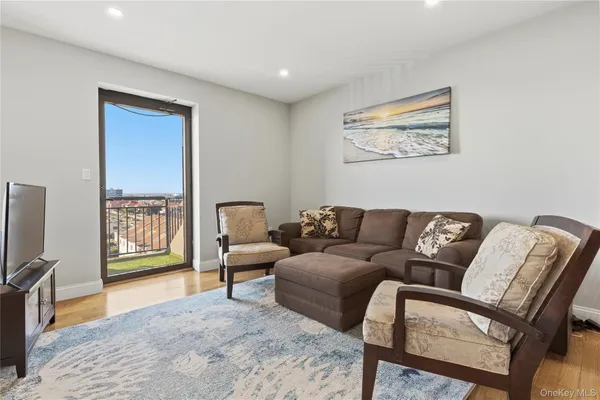 $3,400 | 100 West Broadway, Unit 6C, Long Beach, NY 11561