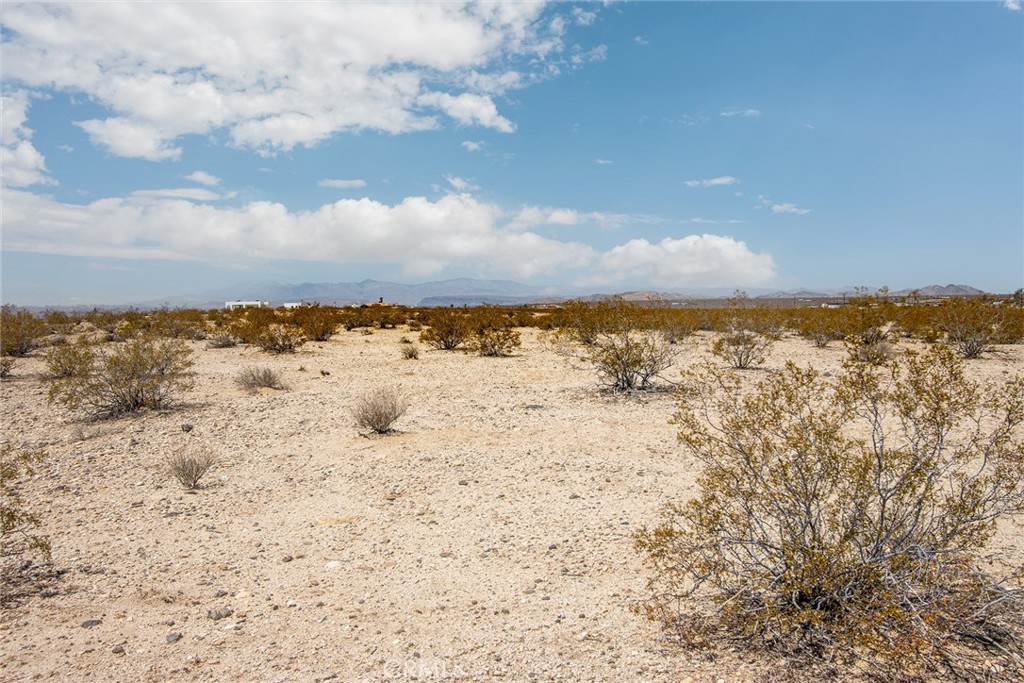2650 Delaware Avenue Joshua Tree, CA 92252 - Photo 6 of 18 a view of lake view and mountain