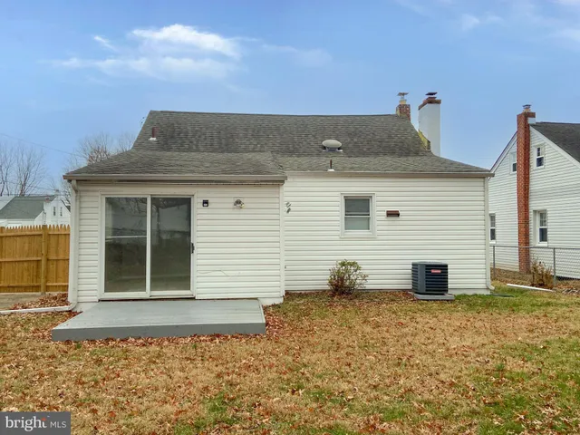 a view of a house with backyard
