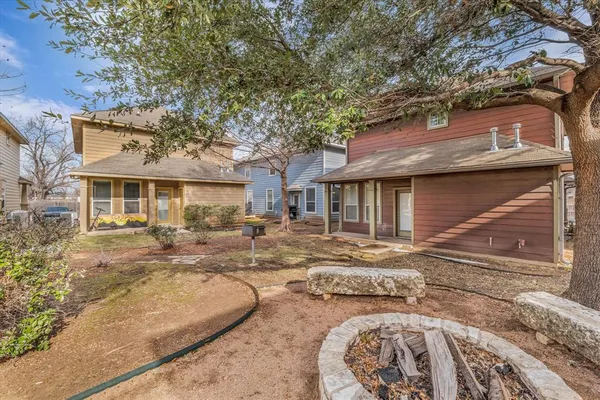 a view of a house with backyard