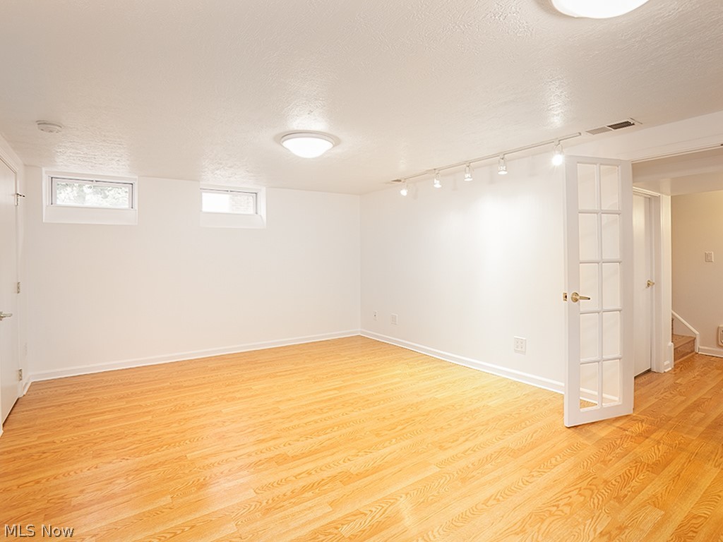 1103 Castleton Road Cleveland, OH 44121 - Photo 23 of 35