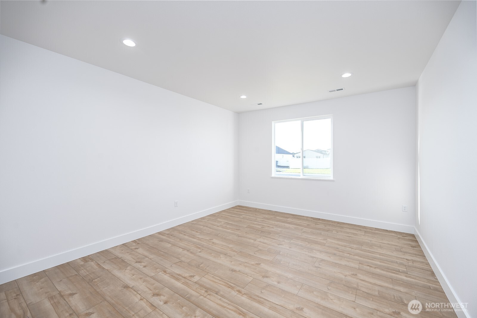 2394 Hunters Street Ephrata, WA 98823 - Photo 19 of 29 an empty room with wooden floor and windows