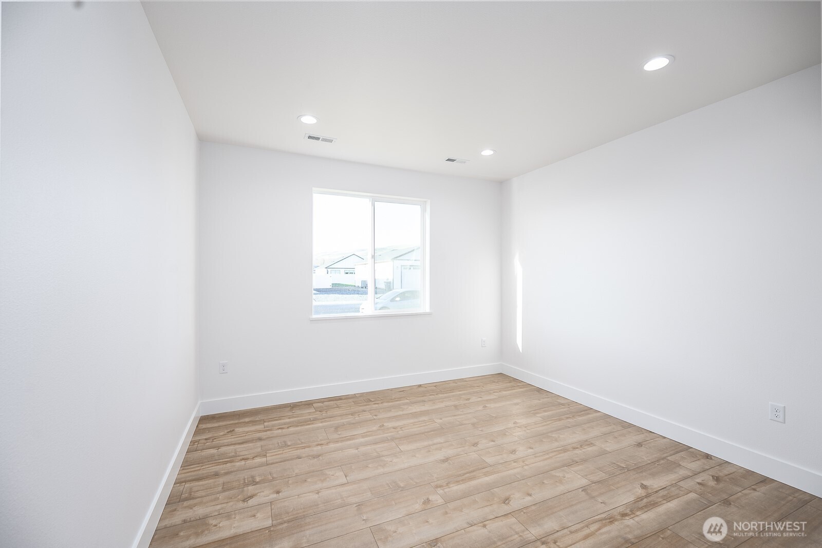 2394 Hunters Street Ephrata, WA 98823 - Photo 20 of 29 an empty room with wooden floor and windows