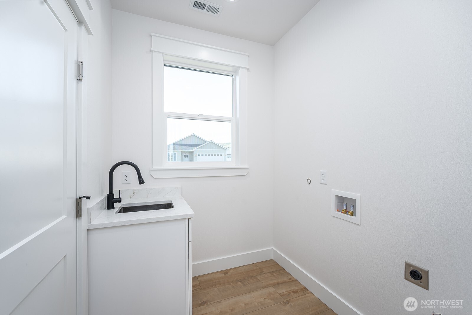 2394 Hunters Street Ephrata, WA 98823 - Photo 25 of 29 a room with a sink and window