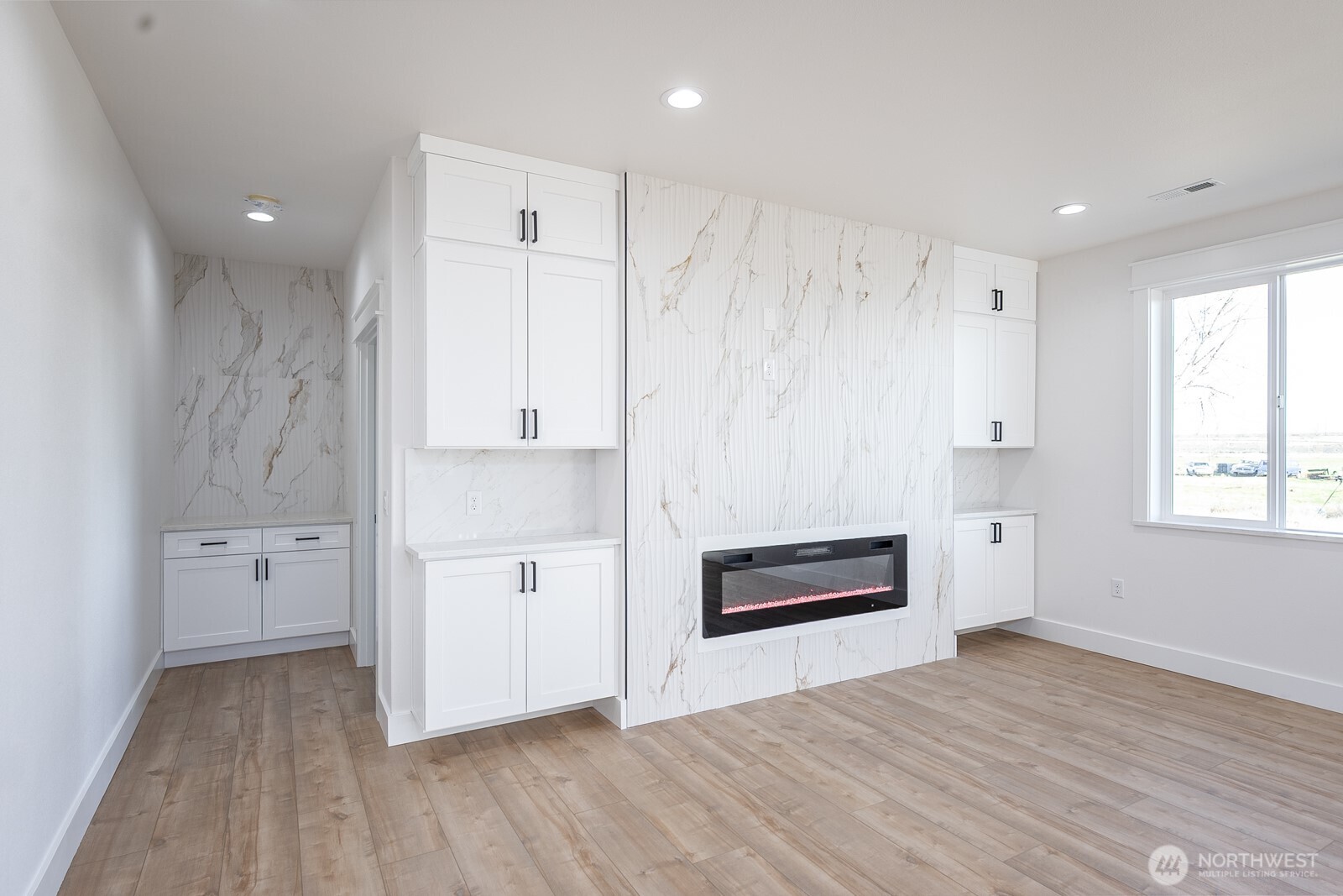 2394 Hunters Street Ephrata, WA 98823 - Photo 10 of 29 a view of kitchen with granite countertop cabinets and wooden floor