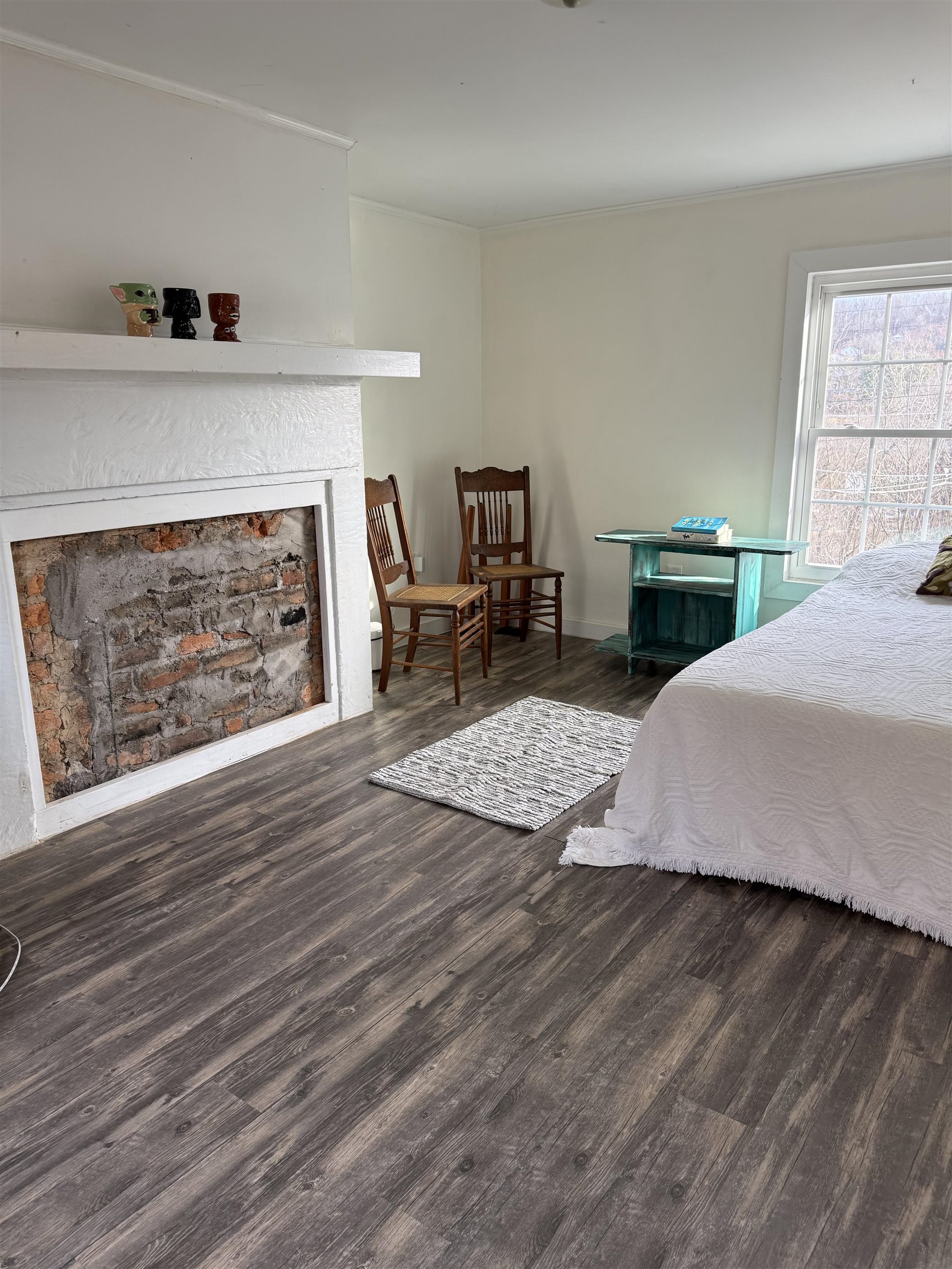 635-633 Stuart Street Staunton, VA 24401 - Photo 26 of 41 a living room with furniture and a fireplace