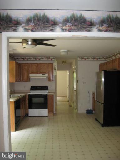 563 Leeds Road Elkton, MD 21921 - Photo 6 of 23 Large eat in kitchen w electric smooth top stove
