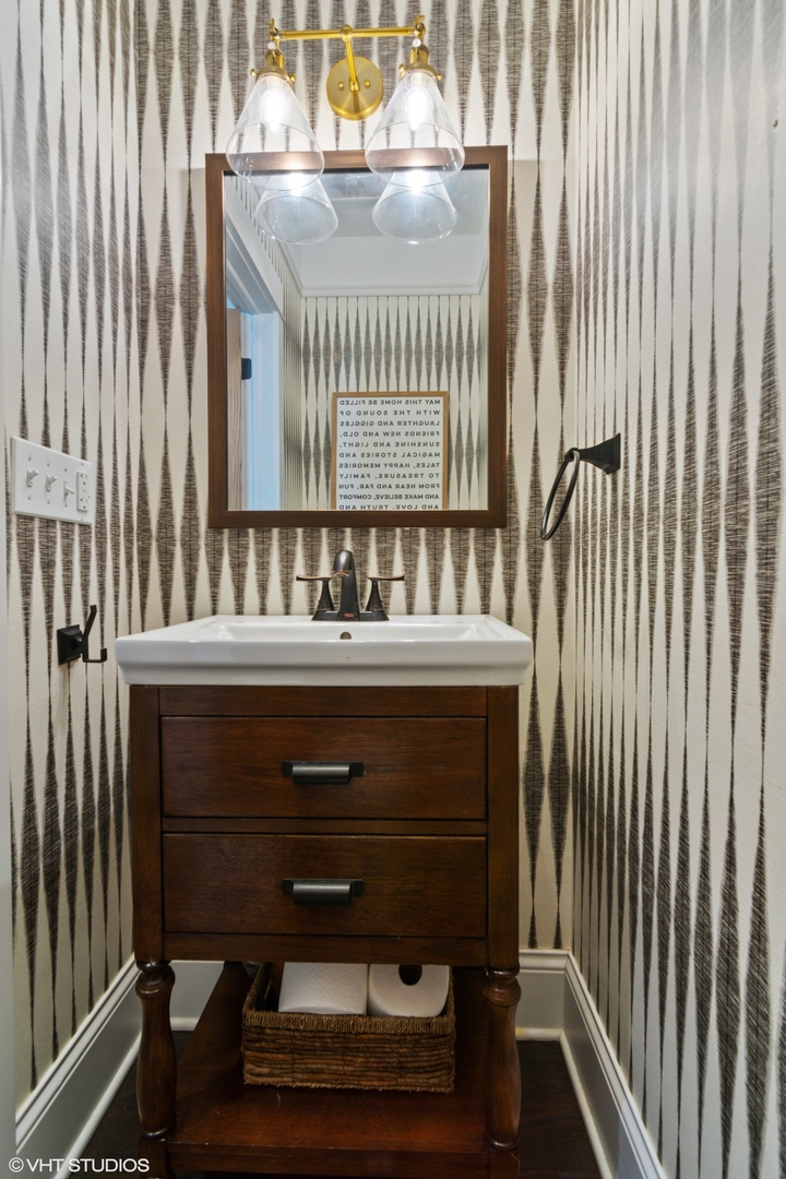 735 Baldwin Road Highland Park, IL 60035 - Photo 11 of 30 a locker room with a window