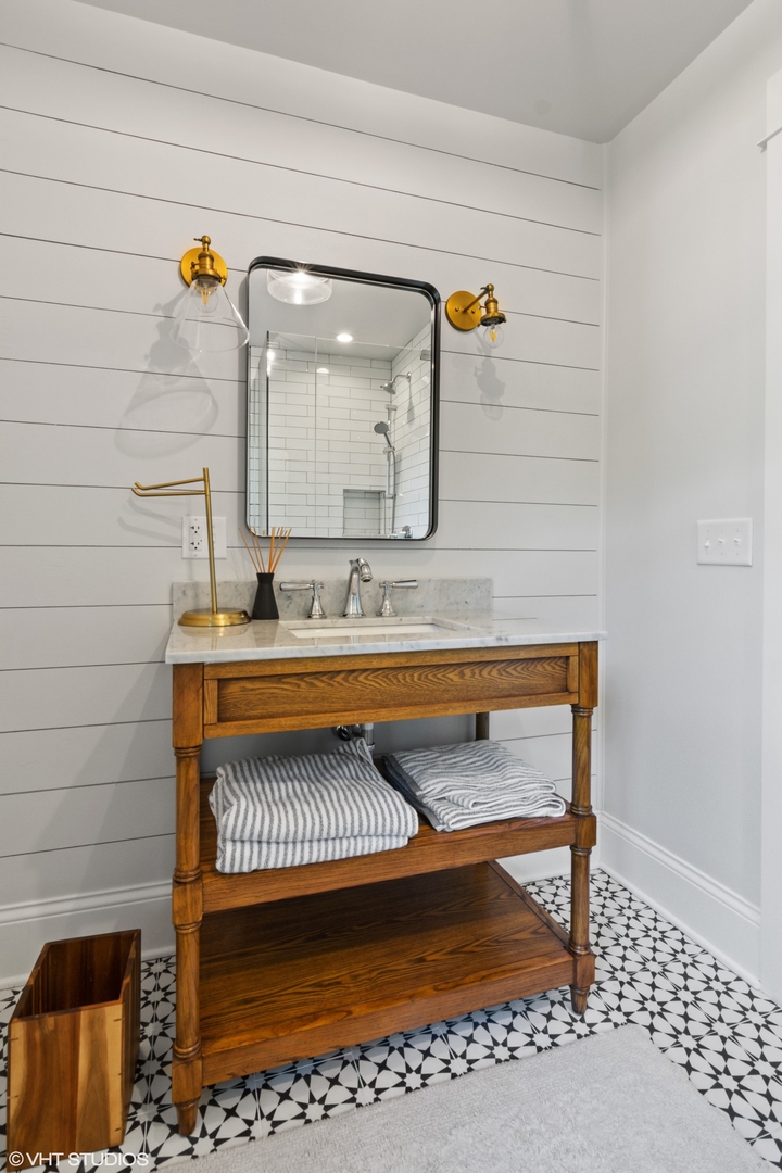 735 Baldwin Road Highland Park, IL 60035 - Photo 17 of 30 a bathroom with a sink a toilet and mirror