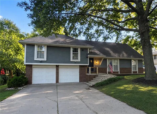 $395,000 | 1001 Wyckwood Drive, Liberty, MO 64068