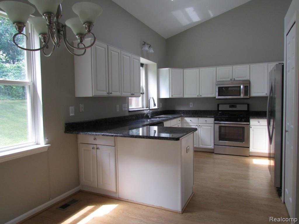 46 Eagle Ridge Road Lake Orion, MI 48360 - Photo 3 of 35