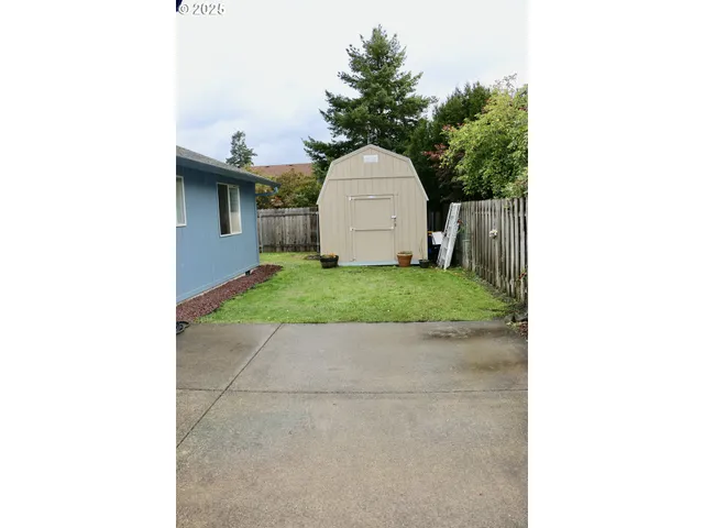 a view of a outdoor space in front of a house