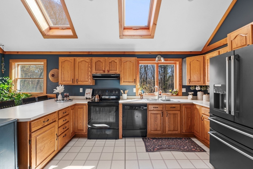 408 Central Street Rowley, MA 01969 - Photo 7 of 41