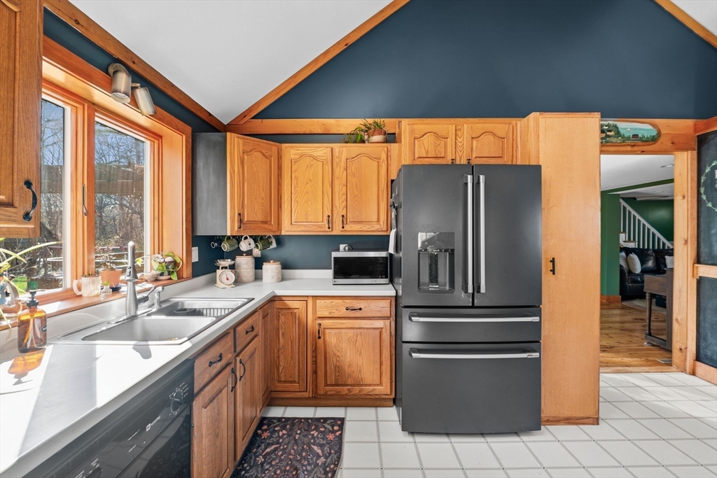 408 Central Street Rowley, MA 01969 - Photo 8 of 41