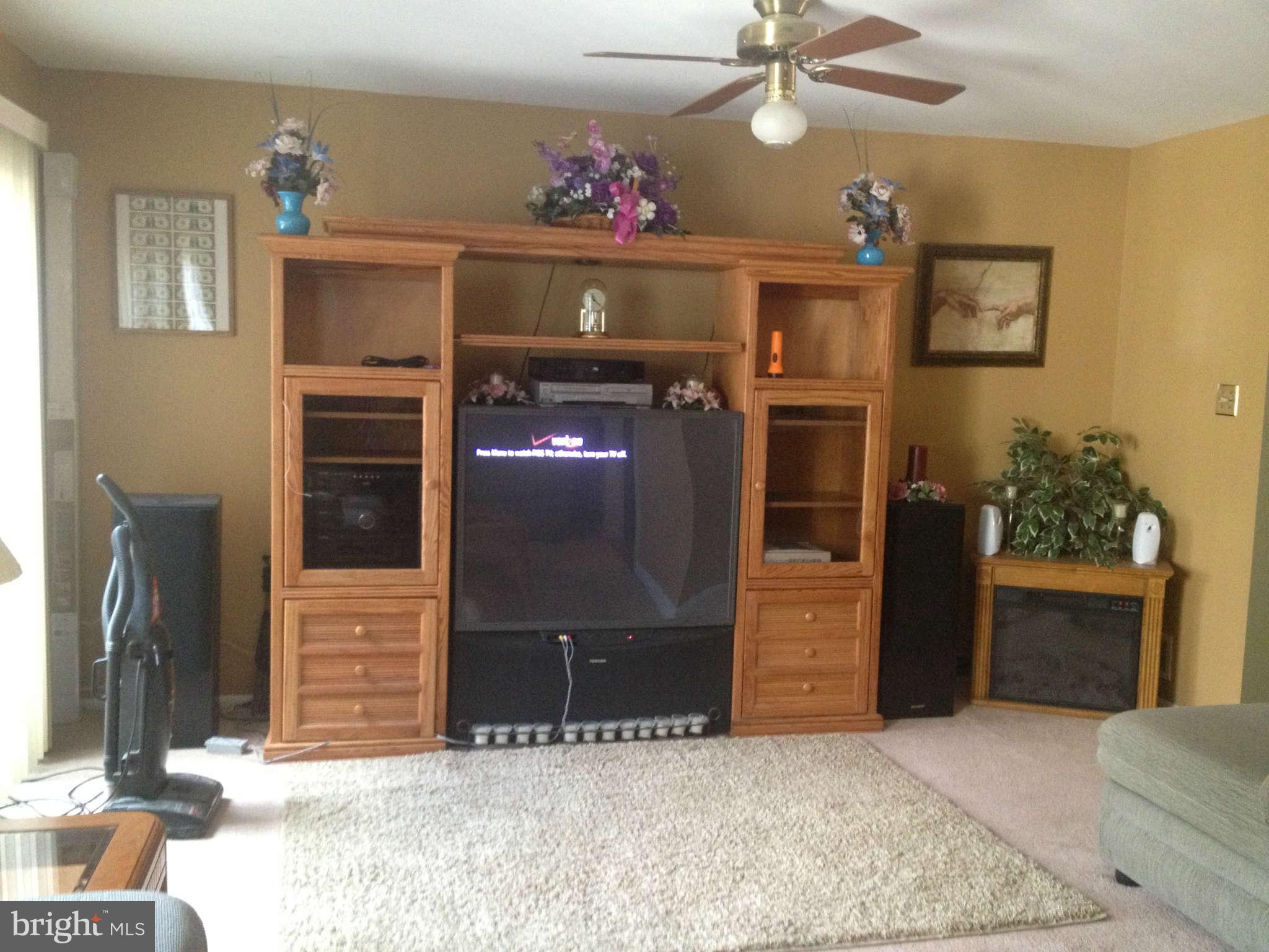 116 North Cottage Road Sterling, VA 20164 - Photo 3 of 7 Living Room