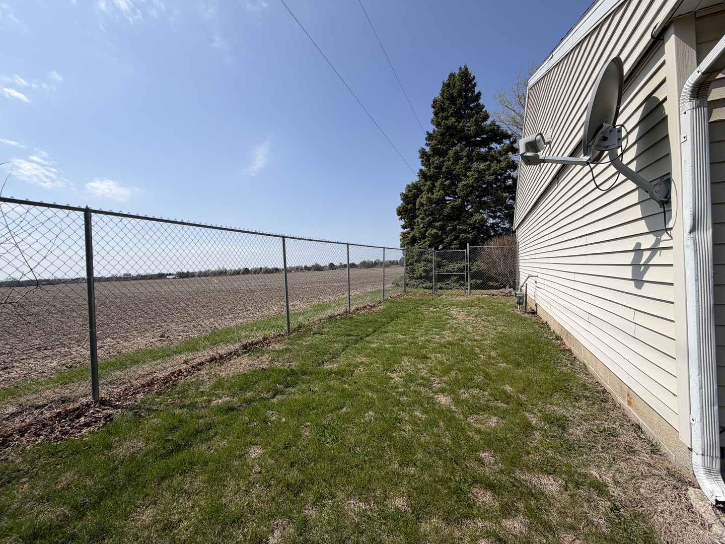 1002 Goldenview Drive Champaign, IL 61821 - Photo 37 of 38 a view of a backyard