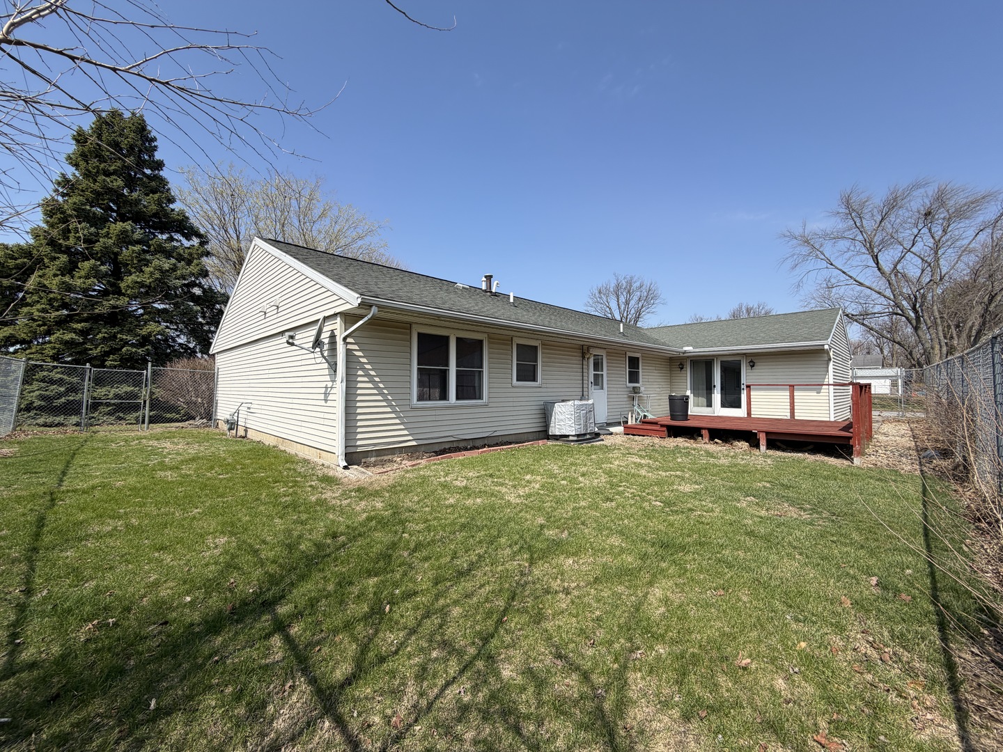 1002 Goldenview Drive Champaign, IL 61821 - Photo 38 of 38 a view of a yard in front of house
