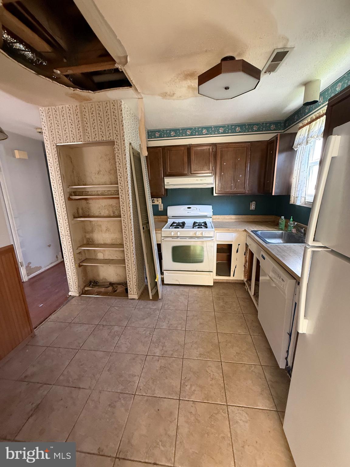 32 River Bank Drive Roebling, NJ 08554 - Photo 5 of 15 a kitchen with a stove top oven and cabinets