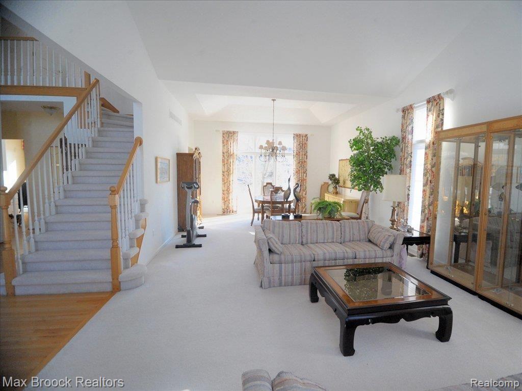 60622 Balmoral Way Rochester, MI 48306 - Photo 5 of 25 Living Room