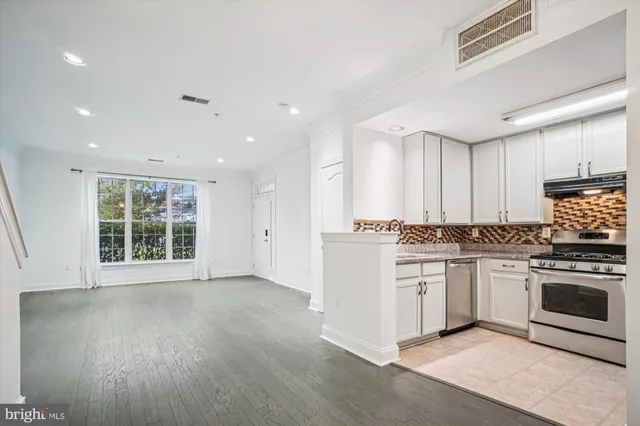 $580,000 | 8085 Gatehouse Road, Unit 4, Falls Church, VA 22042