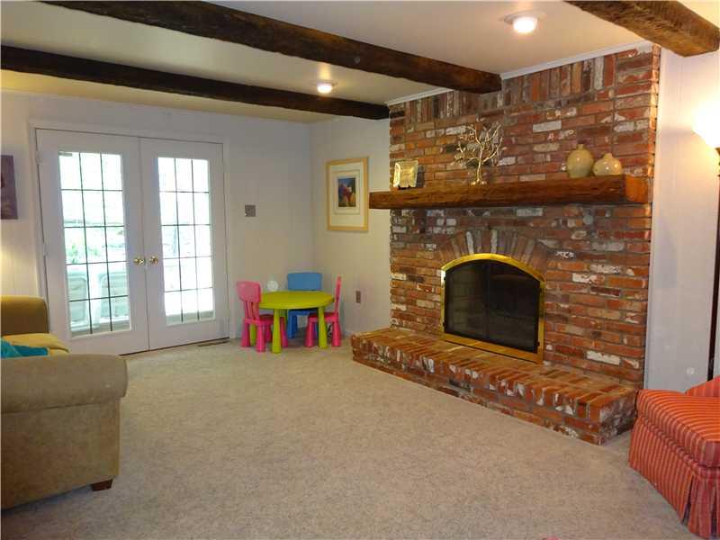 1240 Silver Lane McKees Rocks, PA 15136 - Photo 3 of 23 Living Room.