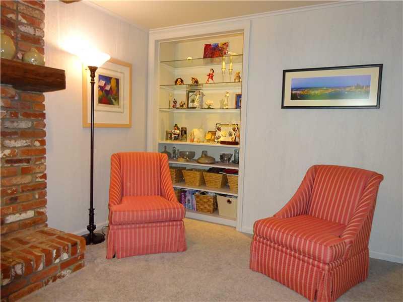 1240 Silver Lane McKees Rocks, PA 15136 - Photo 4 of 23 Living Room.