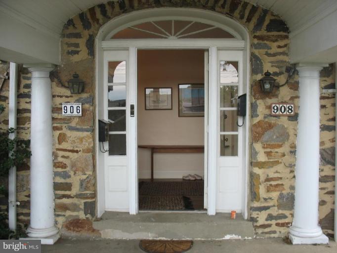906 East Joppa Road Towson, MD 21286 - Photo 12 of 17 Entrance / Foyer
