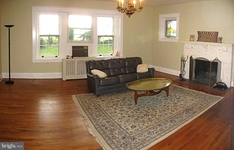906 East Joppa Road Towson, MD 21286 - Photo 14 of 17 Living Room