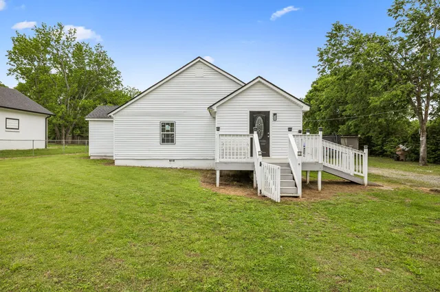 a view of a house with a yard
