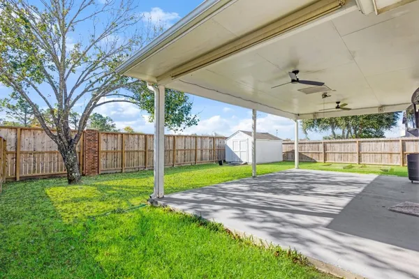 a view of a backyard