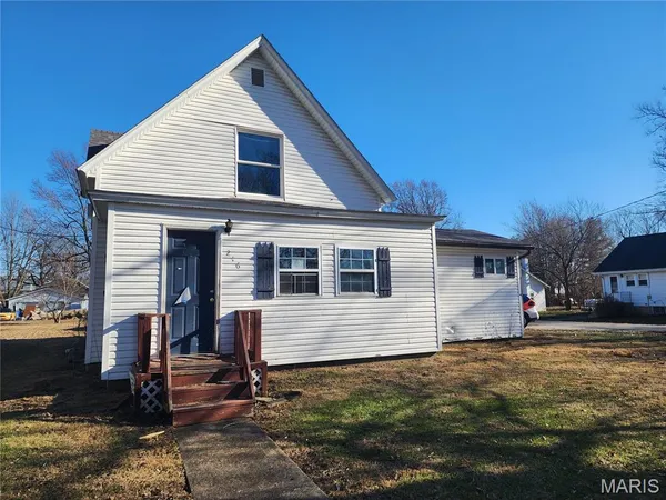$64,900 | 216 South Pine Street, Stonington, IL 62567