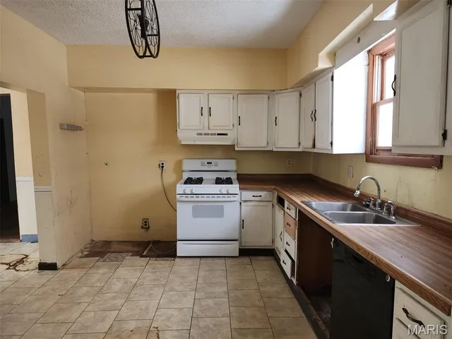 $74,900 | 216 South Pine Street, Stonington, IL 62567