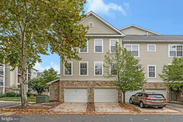 $425,000 | 13405 Connor Drive, Unit T, Centreville, VA 20120