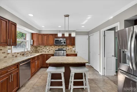 $709,900 | 927 Baintree Lane, Ballwin, MO 63011