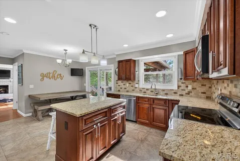 $709,900 | 927 Baintree Lane, Ballwin, MO 63011