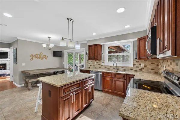 $709,900 | 927 Baintree Lane, Ballwin, MO 63011