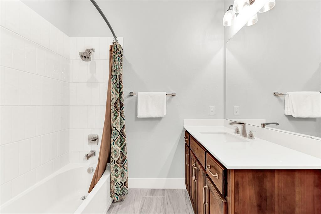452 Jones Street Grapevine, TX 76051 - Photo 25 of 38 The guest bath boasts and tub and shower combination!