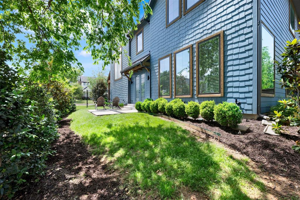 452 Jones Street Grapevine, TX 76051 - Photo 34 of 38 The side patio faces the wrought iron fence at the front of the house, giving you a prime spot sit and chat with neighbors, or just people watch!