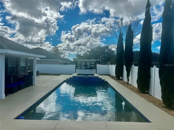 a view of a backyard