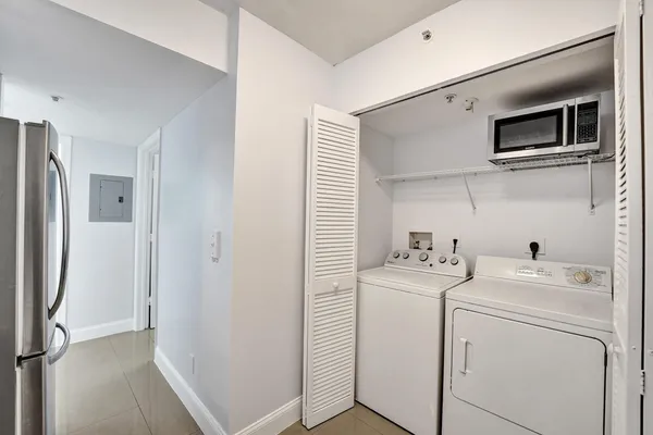 $2,300 | 1450 Southeast 3rd Avenue, Unit 305, Dania Beach, FL 33004