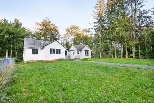 a view of a house with backyard and garden